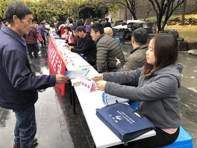 团县委开展“12.4”法制宣传活动 解答法律询问